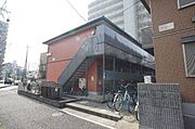 外廊下タイプの物件。外壁はセラミック・構造は軽量鉄骨造。