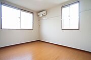 あると嬉しいエアコンを備えた洋室は、画鋲や釘を使わずに、ちょっとした物かけに大変便利な化粧幕板付き♪