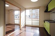 【ダイニングキッチン6．4帖】各部屋が繋ぎ間になっていて、採光性・通風性良く住戸内を心地よい風が抜ける間取りです♪