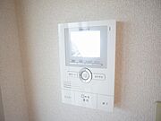 ■ドアホン■　来訪者を声と映像で確認できて安心を与えるカラーモニター付ドアホン♪