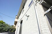 敷地には1台防犯カメラを設置し、部外者の侵入を抑止しております♪
