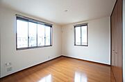 6、4帖の洋室です。角部屋ですので、2方向から明るい光を取り込めます！
