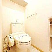 幅広い年齢層から支持されている今や必須アイテムの温水洗浄暖房便座♪冬場も便座が暖かくご使用いただけます♪上部には棚があるので、トイレットペーパーのストックや掃除用品の収納もできます♪　
