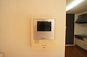 ★ＴＶドアホン☆お部屋にいながら来訪者の顔を見て話ができるモニター付きインターホンで防犯面も安心♪