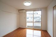 【南洋室（リビング）6．4帖】建物前面は当シャーメゾンの駐車場のため、採光性も風通しも良いくつろぎ空間です♪