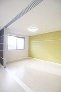■洋室■7．4帖の南側洋室です♪ＬＥＤ照明1台付です♪西側のクロスはアクセントクロス仕様です♪