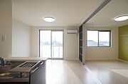 ■ＬＤＫ■エアコン1台付♪ＬＥＤ照明も付いております♪洋室との間はスライディングスクリーンで仕切る事もできます♪