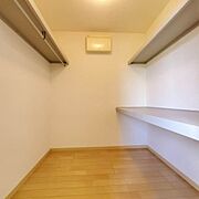 ★ウォークインクロゼット☆　天井までの高さを利用した広々収納♪ハンガーも掛けれます♪