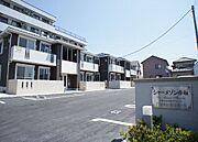 西側から撮影。南側に駐車場が並んでいて、各世帯ＥＶコンセントが配備されております。