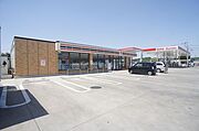 セブンイレブン佐野堀米東店まで車で3分（860ｍ）
