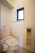 ■トイレ■　人気の必須アイテム、温水洗浄暖房便座♪冬場の便座もポカポカです♪トイレットペーパーや清掃用具が収納できる便利なツールボックス付♪