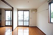 ■南側洋室■5．8帖の南側洋室です♪エアコン1台付♪
