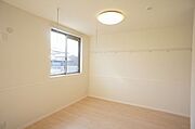 【洋室】大きな窓が付いていて明るい空間です。寝室や子供部屋ｅｔｃ様々な用途にどうぞご利用ください♪部屋干しに便利な室内物干付きで雨の日や外出時も安心して洗濯物が干せます◎