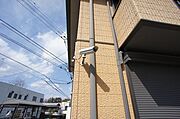 敷地内に防犯カメラが設置されているので、車上荒らし・盗難等の抑止、ならびに万が一の際の証拠確保につながることもあるので、安心な住環境をご提供♪