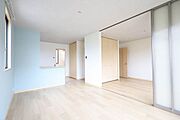 リビング＆ダイニングと南側洋室♪仕切り戸のスクリーンを開放すると一体の空間として広々とご利用いただけます♪