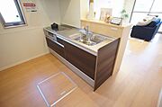 【キッチン】人気の対面式ですので、料理をしながら家族の様子も見ることが出来ます！お掃除らくらくＩＨクッキングヒーター付きです！
