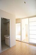 ＤＫで使用している建具もライト系色！爽やかな印象の室内♪