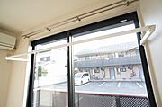 【フレクリーン】部屋干しに便利な室内物干付きで雨の日や外出時も安心して洗濯物が干せます◎使わないときは窓枠に沿って収納できるため、お部屋の雰囲気を乱しません♪