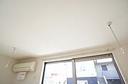 【ホスクリーン】部屋干しに便利な室内物干付きで雨の日や外出時も安心して洗濯物が干せます◎