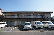 駐車場は敷地内に世帯数分の台数を確保しております。車をご使用される方にも便利です。