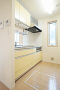 換気窓のある明るいキッチンには、対面カウンターシステムキッチン（ＩＨ3口＆グリル）が付いてます。