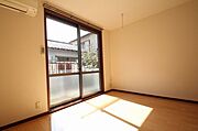 掃き出し窓があり、明るく風通しの良いお部屋です！