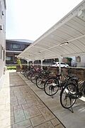 敷地内には屋根付き駐輪場。