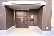 【共用玄関】オートロック付き共用玄関です！！雨にぬれずに鍵を開けられますよ！