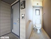 【玄関錠・トイレ】盗難・紛失・複製の心配がないデジタロック仕様の玄関錠と、嬉しい温水洗浄機能付き便座です♪