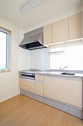 戸建のようなオールスライド式収納を備えたキッチンはたっぷり収納できて、とっても機能的♪