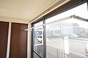 雨天・曇天時だけでなく花粉対策や防犯上、人目を避けたい洗濯物の室内干し用フレクリーン♪使わないときは窓枠上部に簡単に収納できます♪