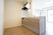 【キッチン】戸建てのようなオールスライド式収納でたっぷり収納でき、吊戸棚のない開放的な空間♪オープンカウンターキッチン♪室内と調和する木目調キッチンは、温もりを感じながら家族とのつながりを演出します♪