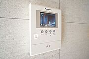 来訪者を声と映像で確認できて安心なカラーモニター付ドアホン♪録画機能付きで不在時の来訪者も確認できます♪