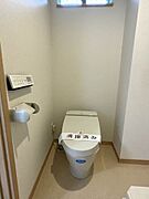 リモコン付き温水洗浄便座付きトイレになります。