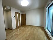 洋室9．0帖。アングルを変えて撮影しています。