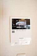【モニター付インターホン】お部屋にいながら玄関の様子がわかるモニター付き。自動録画機能付きで、不在時の来訪者もわかる優れもの。