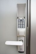 【防犯】玄関の鍵は暗証番号入力式！鍵を無くす心配も、持ち歩く手間もありません◎ピッキングも不可能なのでセキュリティレベルがアップ！