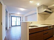 フローリングや建具がダークブラウンでスタイリッシュですね♪