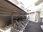 屋根付きの駐輪場のため、雨の日でも安心です◎
