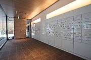エントランス内部。メールＢＯＸを過ぎるとラウンジとフロントがあり、奥のエレベーターホールへと続きます。