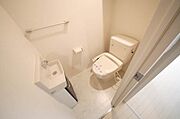 トイレには洗浄機能付き便座設置済みです。専用手洗いも付いています。