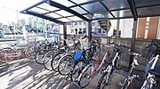 居住者専用の自転車置場は屋根付きです。雨が降っても大切な自転車の雨避けになります☆