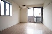 南向き・角部屋・2面採光ですので、写真の通り、気持ちのいい日差しが差込み、通風が良好なお部屋です。エアコン1基付き・床はクッションフロア仕様です。