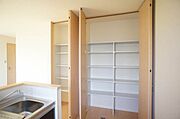 ☆キッチンの隣には収納を設置しています☆