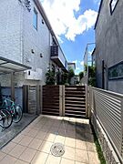☆共用門扉から玄関方面の様子です★