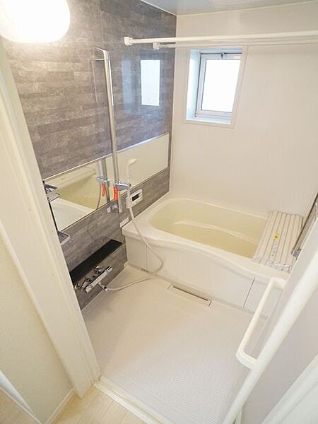 画像21:雨の日でも困らない浴室暖房乾燥機！いつでもクリーンな状態で入浴できる窓付き・乾燥機付きです！