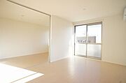 【ＬＤＫ】　南側からの光で室内明るい。エアコン1台付きのお部屋です。