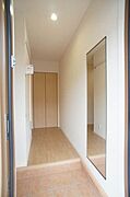 玄関には姿見鏡ございます♪