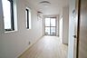 室内：角部屋で二面彩光の明るい洋室
