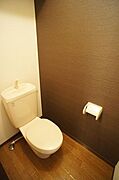 ■トイレルーム■　茶色のアクセントクロスが際立ちます！落ち着ける空間のトイレルームです♪